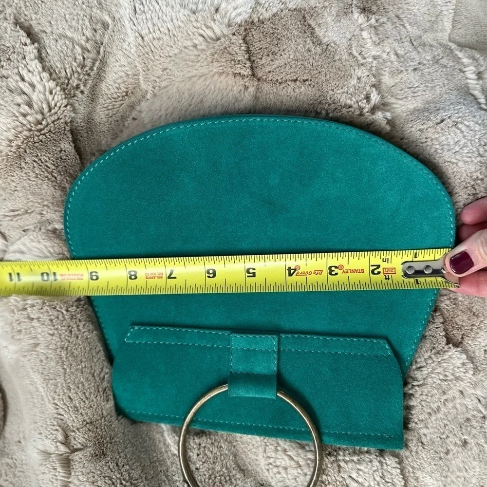 Sundance suede purse in beautiful emerald green; made in Italy

Strap 22” - Picture 8 of 8